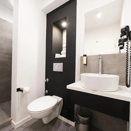 Juststay & Σόλινγκεν